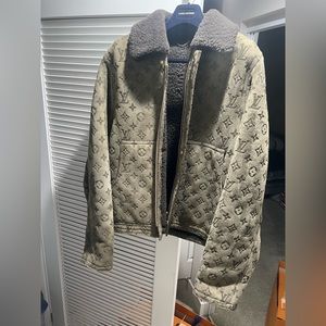 Really nice jacket only worn once.